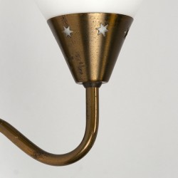 Vintage wandlamp met opaline glas en messing armatuur