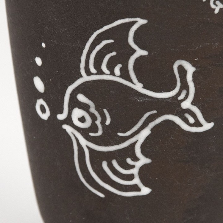 Klein model vaasje van aardewerk met vis afbeelding