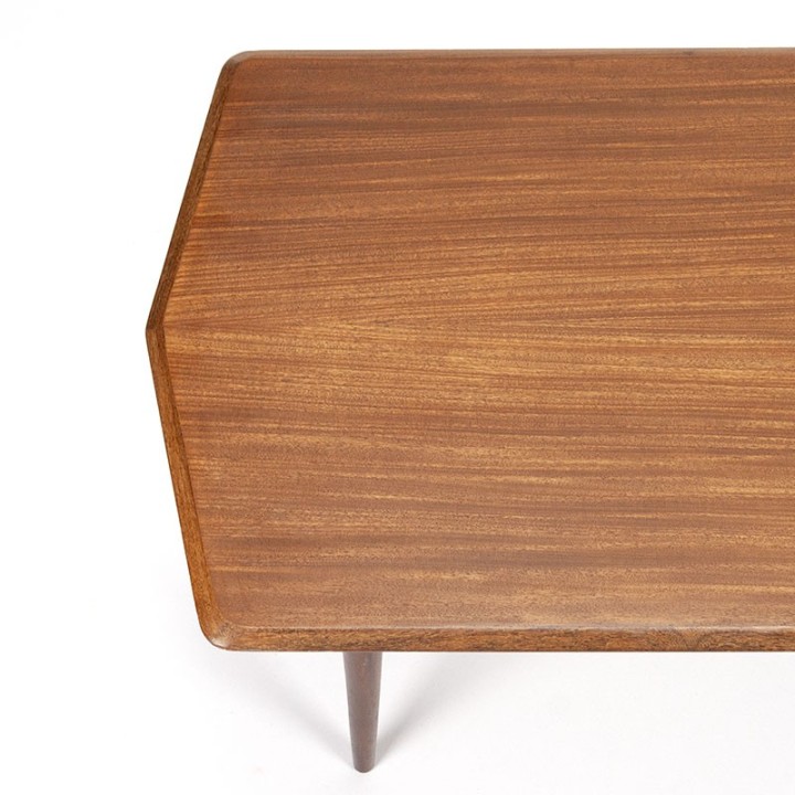 Bijzettafel vintage in teakhout op slanke pootjes