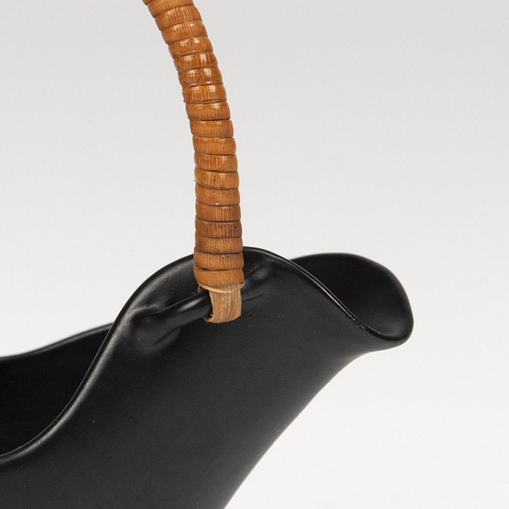 Deens vintage keramiek vaasje/ mandje met rieten handgreep