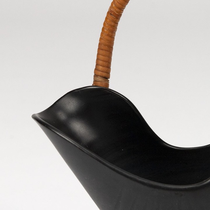 Deens vintage keramiek vaasje/ mandje met rieten handgreep