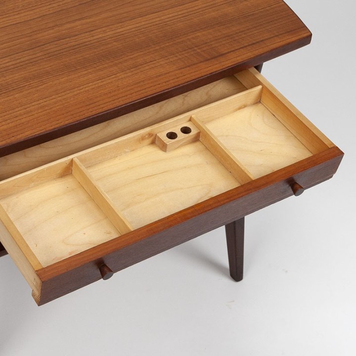 Deens teakhouten vintage bijzettafel/ naaigerei kastje