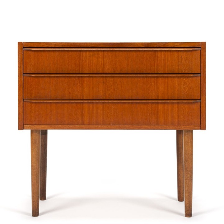 Klein model Deense ladekast in teak met 3 lades