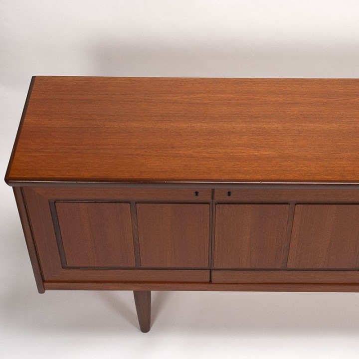 Teak long Mid-Century vintage design sideboard