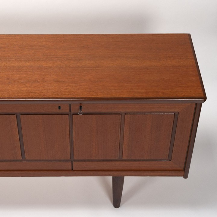 Teak long Mid-Century vintage design sideboard