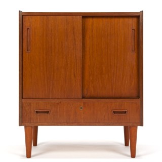 Deense Mid-Century vintage teakhouten kast met schuifdeurtjes