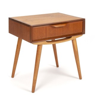 Klein model Deens vintage kastje in teakhout en eiken