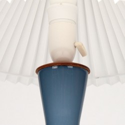 Deense Mid-Century vintage tafellamp met blauw glazen voet