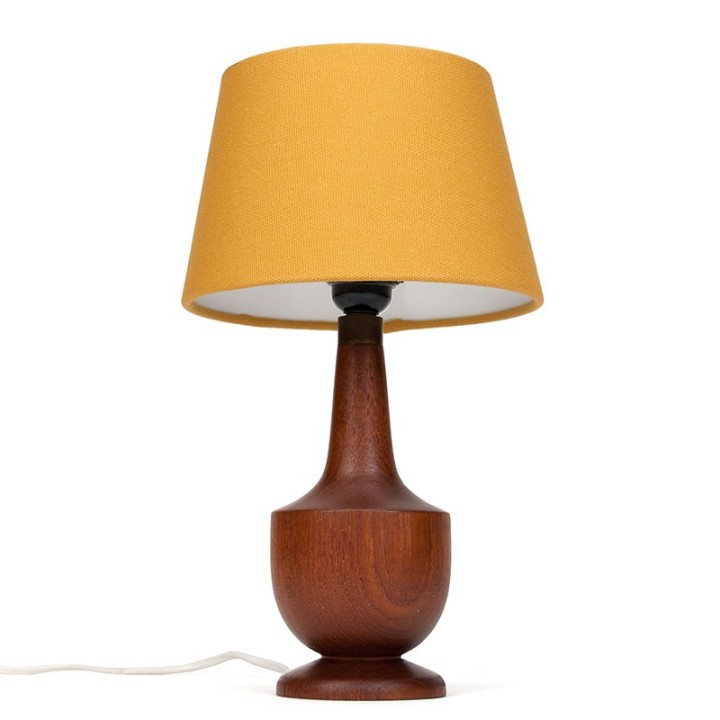 Deense vintage teakhouten tafellamp met oker kleurige kap