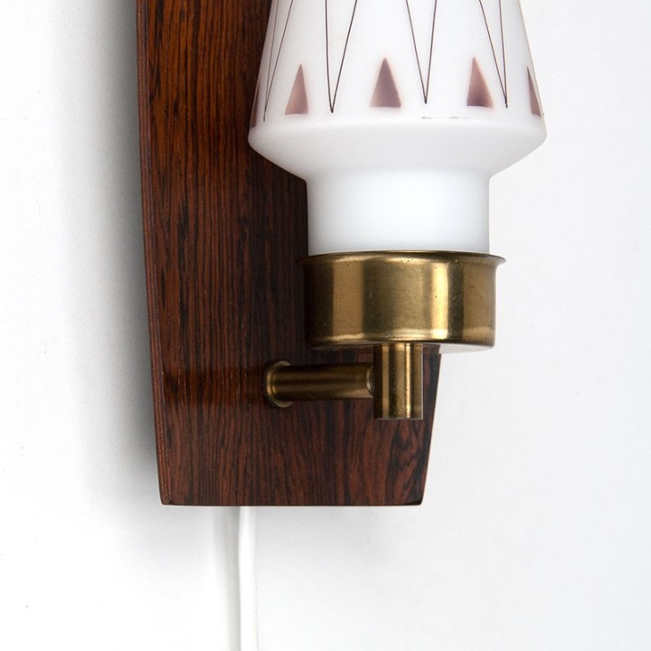 Vintage wandlamp met palissander muurdeel en glazen kapje