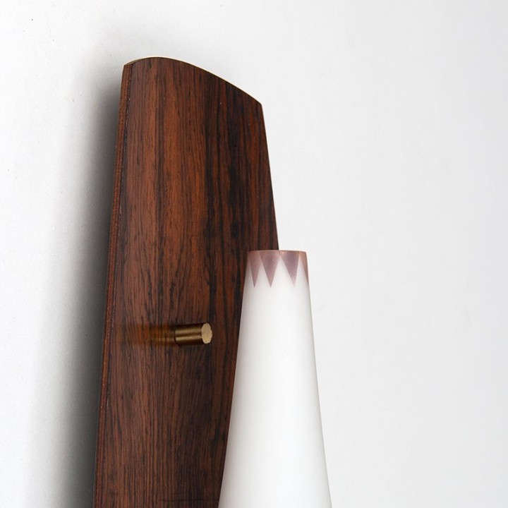 Vintage wandlamp met palissander muurdeel en glazen kapje