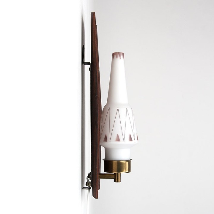 Vintage wandlamp met palissander muurdeel en glazen kapje