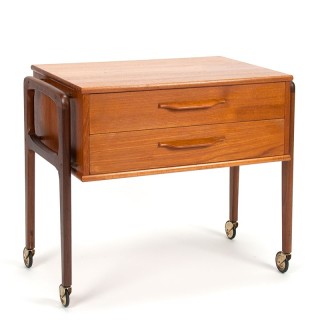 Deens Mid-Century vintage kastje op wieltjes