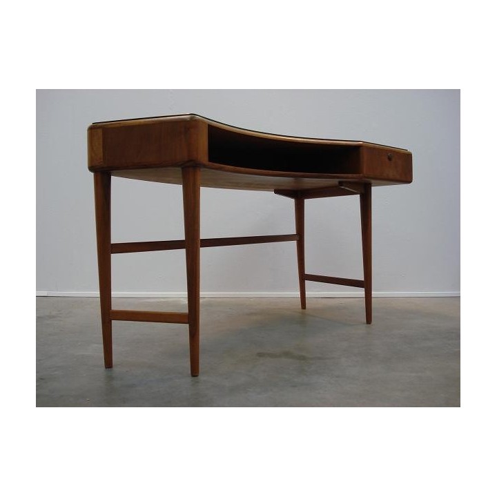 Boomerang shaped desk - Retro Studio