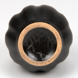 Klein zwart vintage aardewerken vaasje met detail in riet