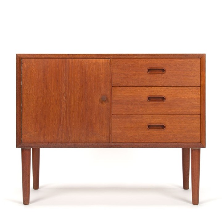 Vinde Møbelfabrik vintage Deens klein model kastje in teak