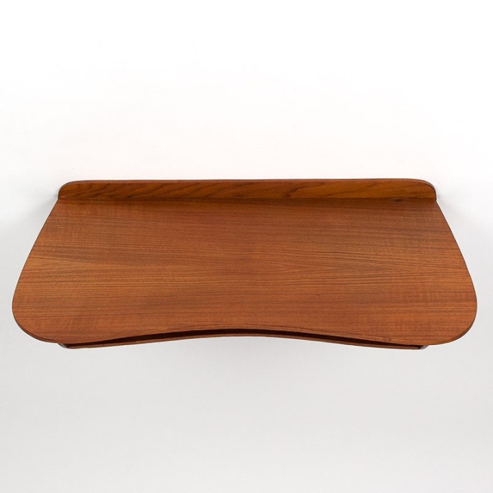 Organisch vormgegeven vintage wandplank in teak