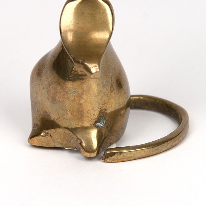 Beeldje in messing uit de jaren zestig van een muis