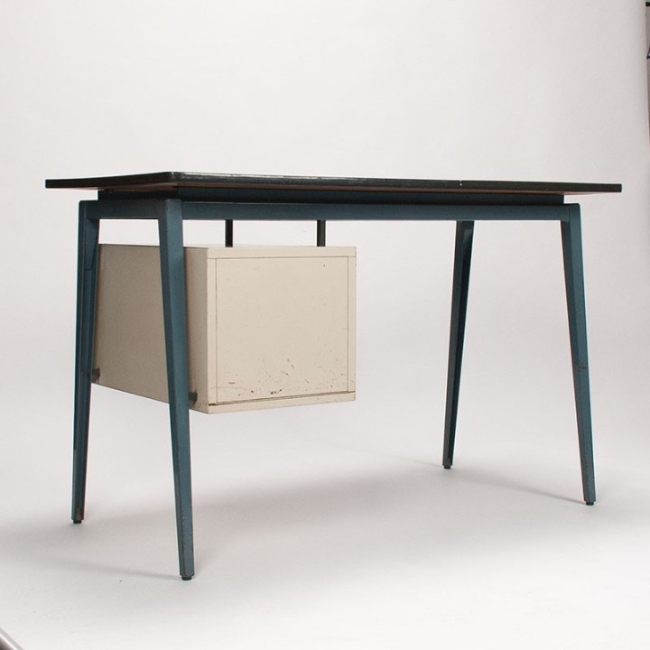 Industrieel vintage jaren 60 bureau van Marko