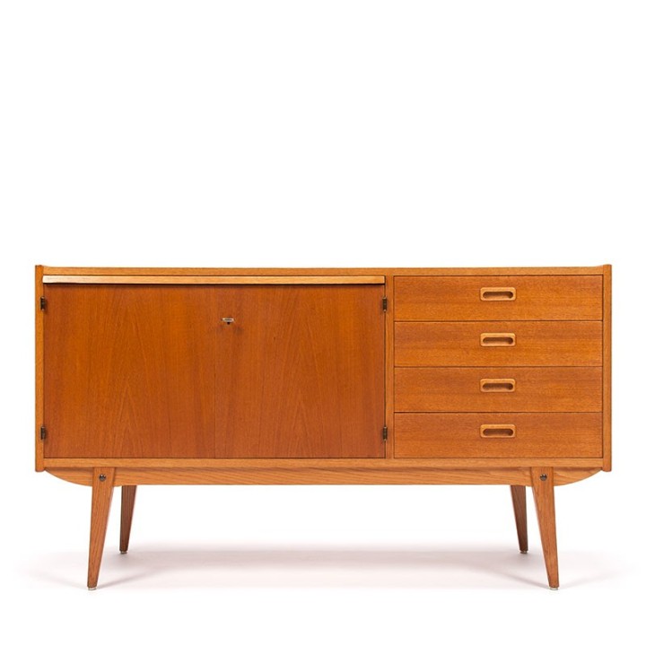 Kort model Zweeds vintage Mid-Century dressoir in teak