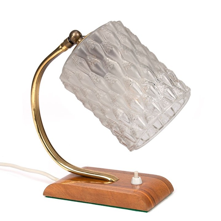 Vintage tafellamp met teakhouten voet en glazen kap