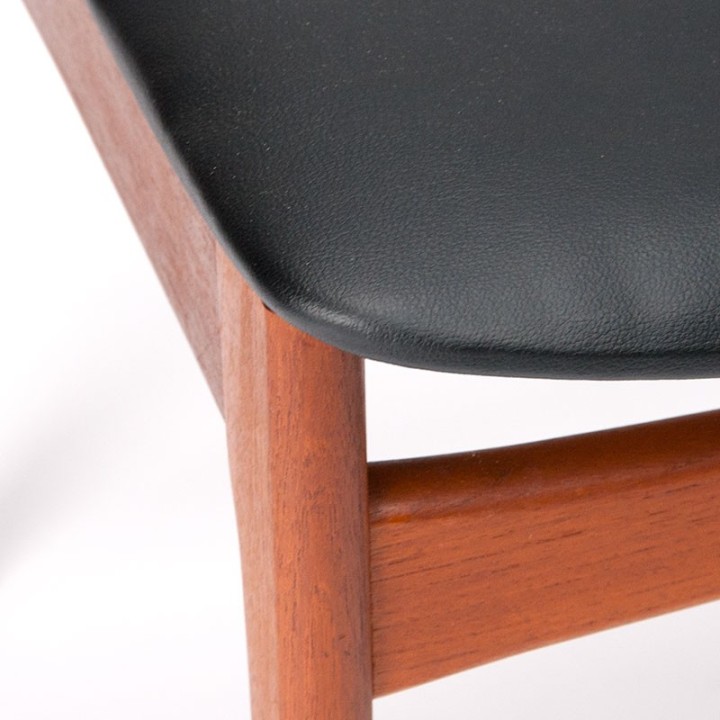 Teakhouten eettafel stoel Deense vintage model met kunstleren