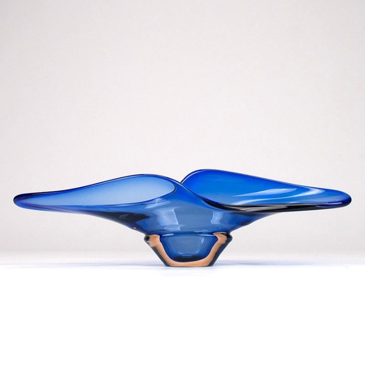 Blauw glazen vintage schaal met gekleurd detail