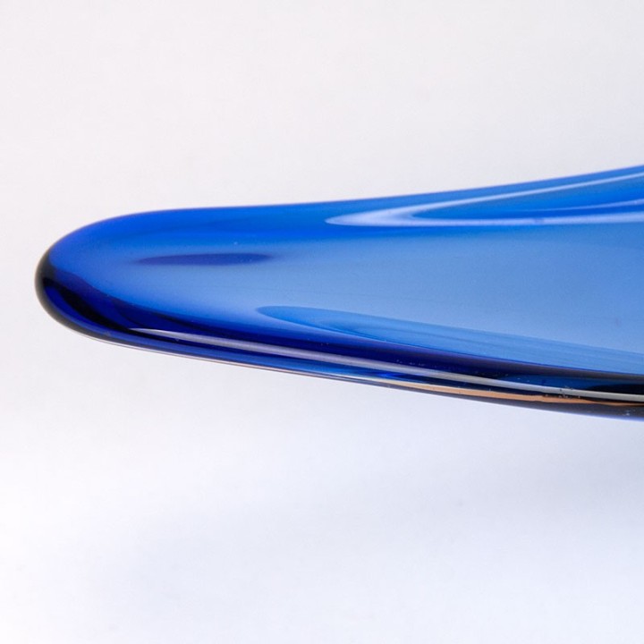 Blauw glazen vintage schaal met gekleurd detail