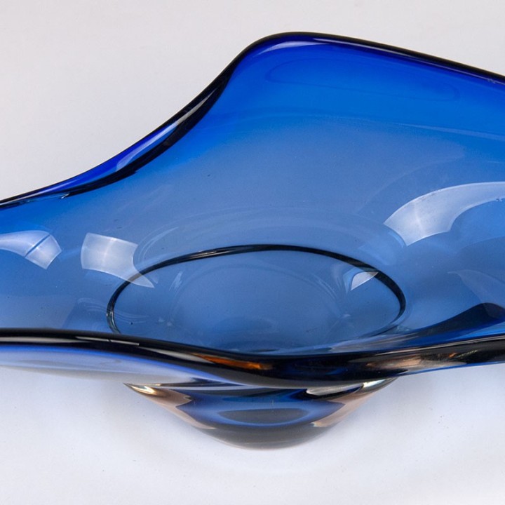 Blauw glazen vintage schaal met gekleurd detail