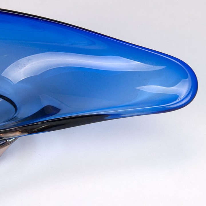 Blauw glazen vintage schaal met gekleurd detail