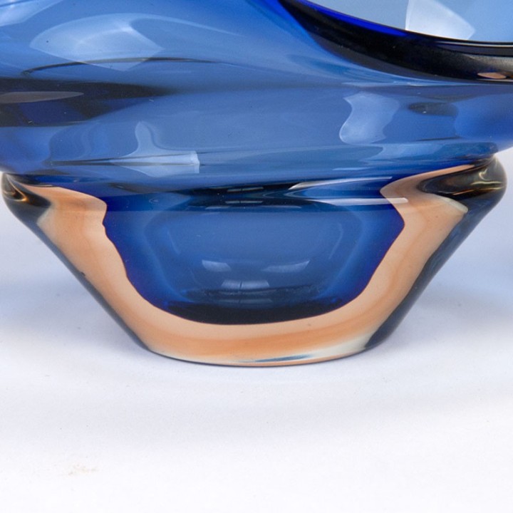 Blauw glazen vintage schaal met gekleurd detail