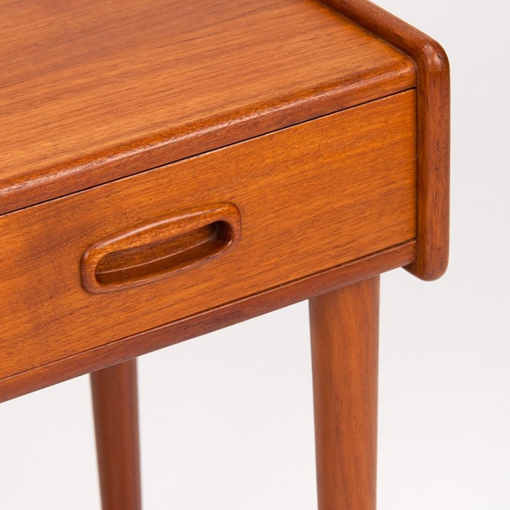 Deens Mid-Century slank vintage ladekastje met dubbele lade