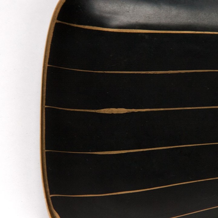 Strehla schaal vintage keramiek zwart met goudkleurig detail