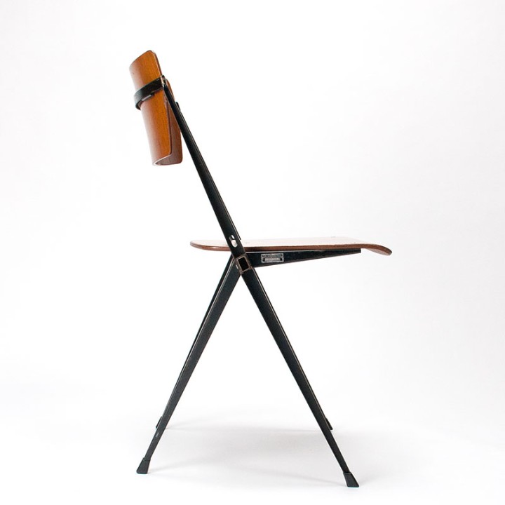 Pyramide stoel vintage model ontwerp Wim Rietveld
