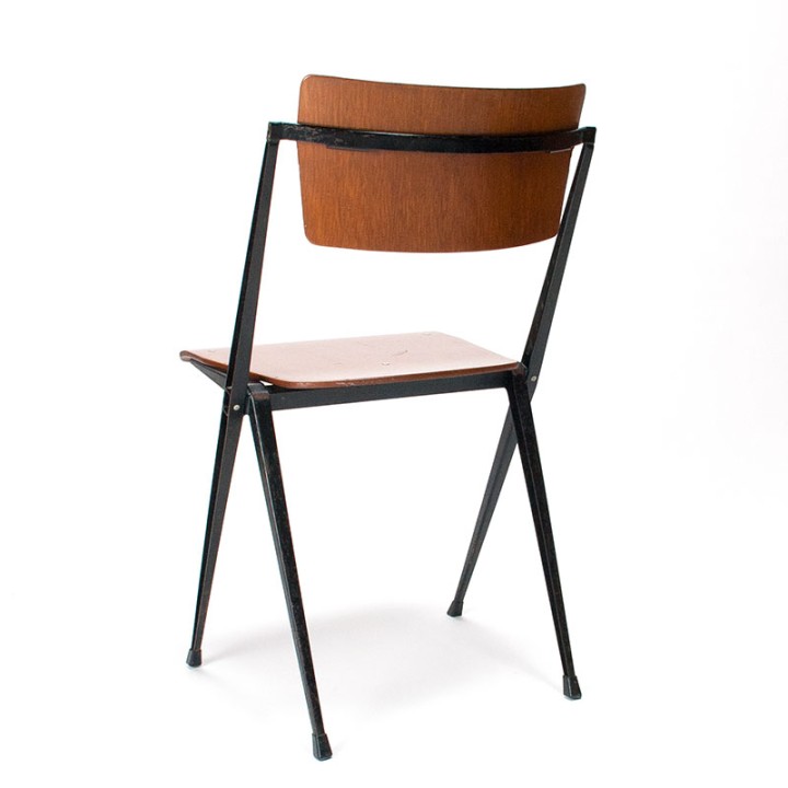 Pyramide stoel vintage model ontwerp Wim Rietveld