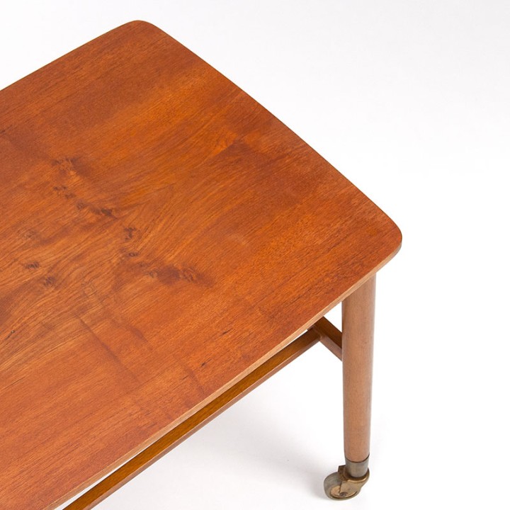 Deense Mid-Century vintage bijzettafel op wieltjes