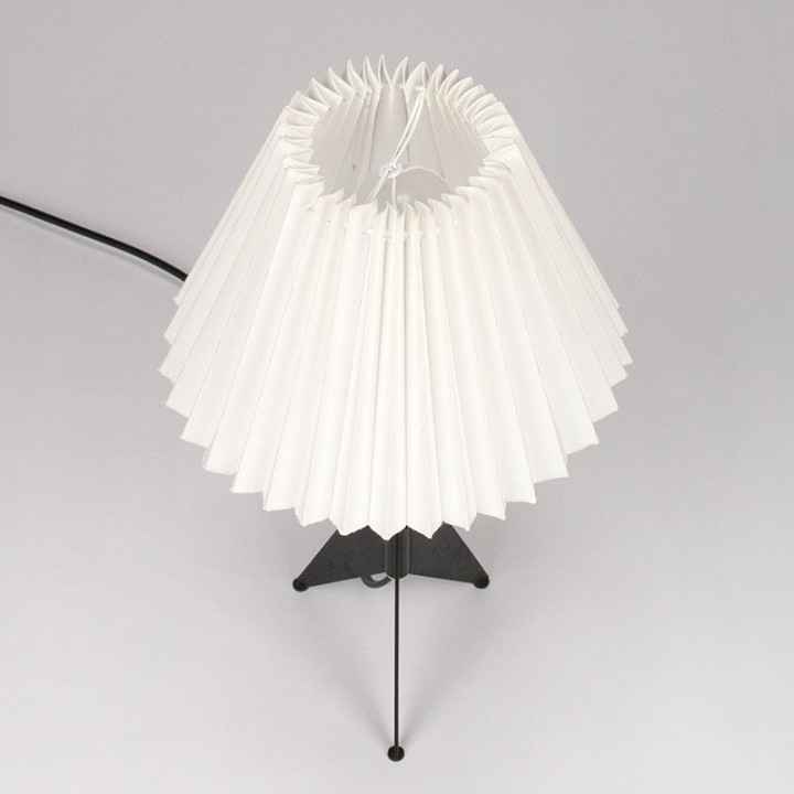 Deense vintage tafellamp op metalen 3 poot