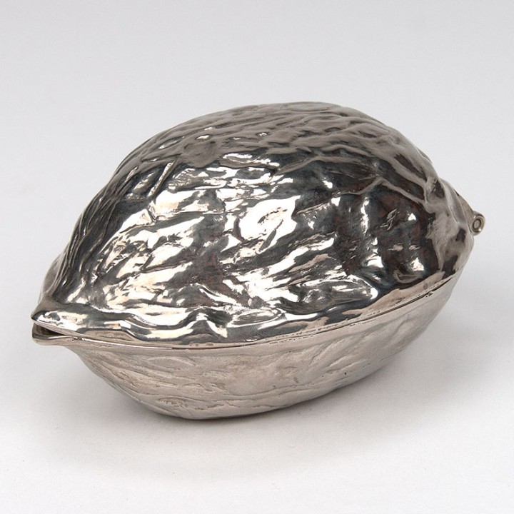 Chromen Mid-Century vintage notenkraker als walnoot