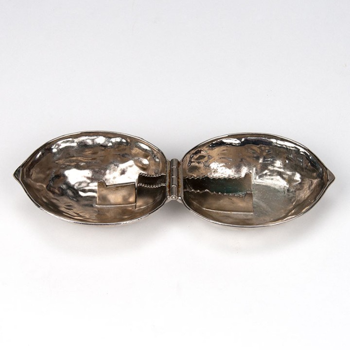 Chromen Mid-Century vintage notenkraker als walnoot