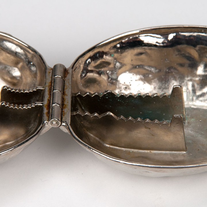 Chromen Mid-Century vintage notenkraker als walnoot