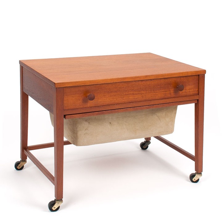 Mid-Century Deens vintage naaigerei kastje op wieltjes