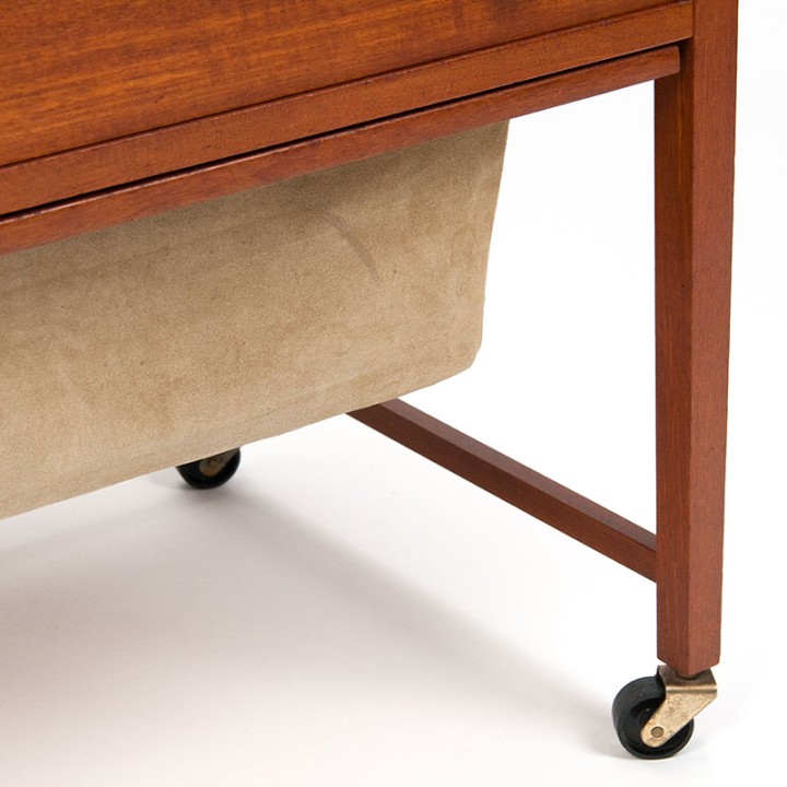 Mid-Century Deens vintage naaigerei kastje op wieltjes