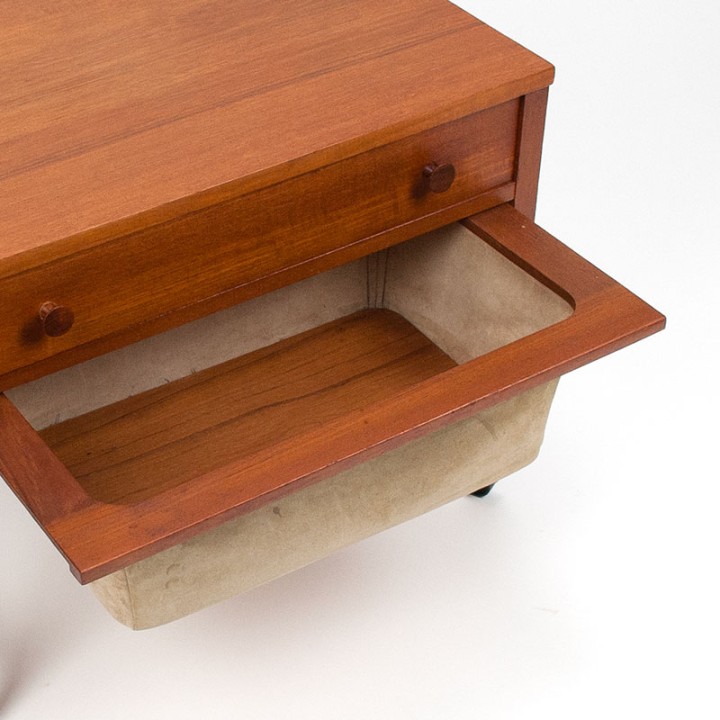 Mid-Century Deens vintage naaigerei kastje op wieltjes