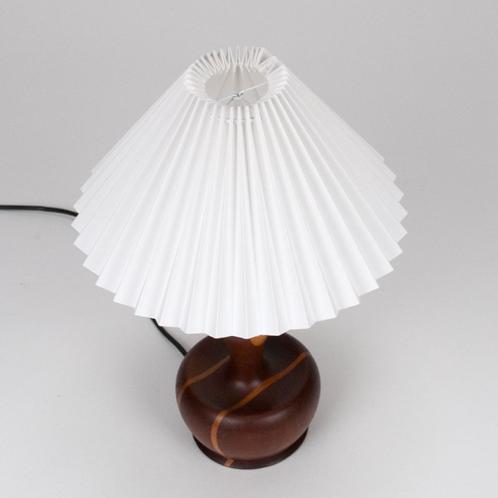 Mid-Century Deense teakhouten tafellamp met plissé kap