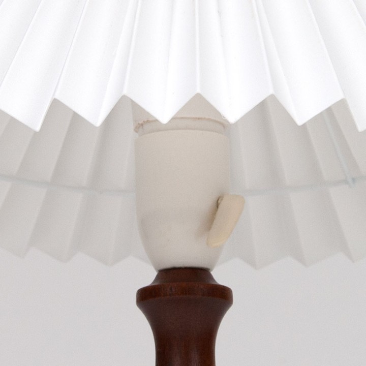 Mid-Century Deense teakhouten tafellamp met plissé kap