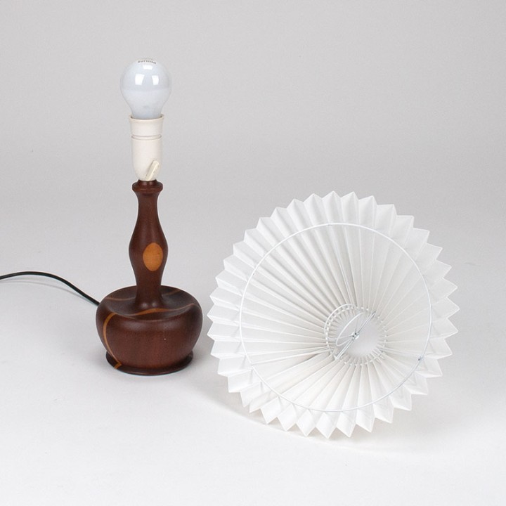 Mid-Century Deense teakhouten tafellamp met plissé kap