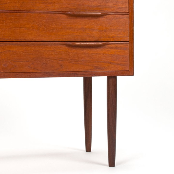 Deens vintage model ladekast met organische details in teak