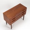 Deens vintage model ladekast met organische details in teak