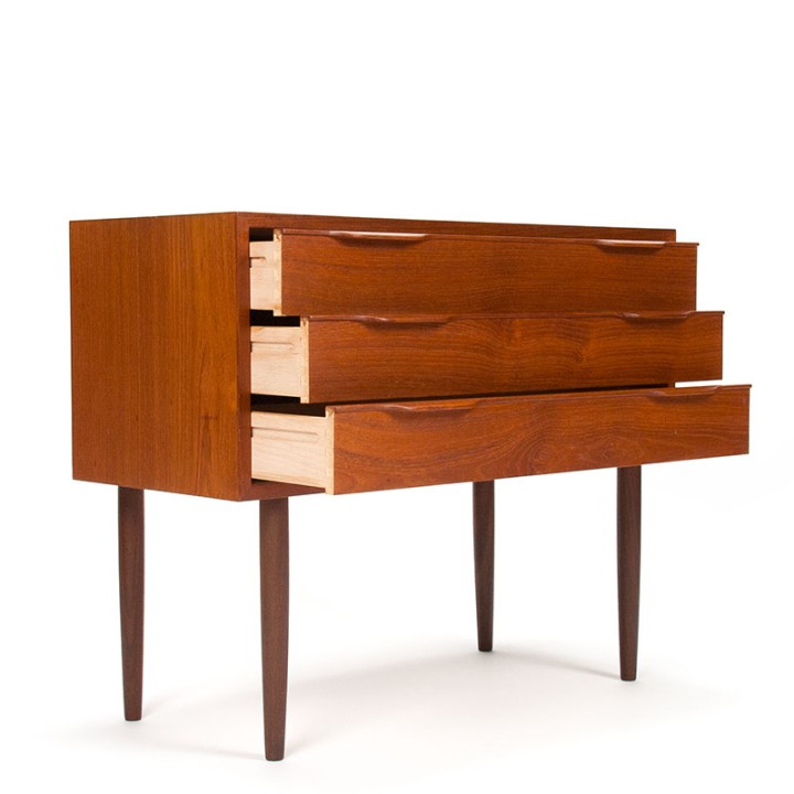 Deens vintage model ladekast met organische details in teak