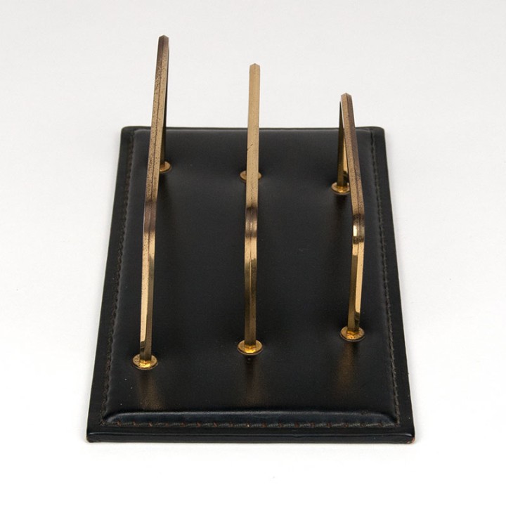 Vintage brievenhouder met messing beugels